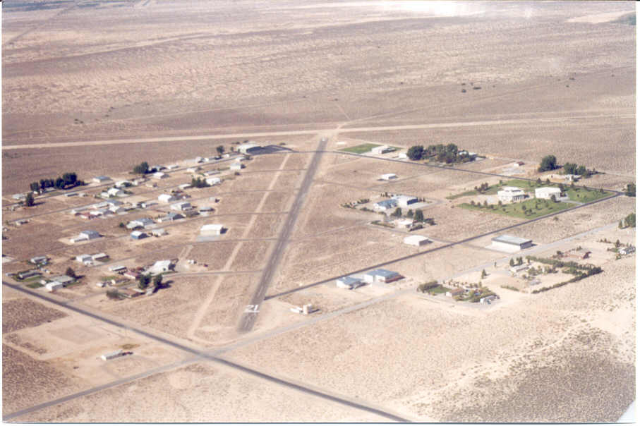 Mein Lieblingsflugplatz (neben Helgoland und Wangerooge): Sandy Valley nordwestlich von Las Vegas. Piste in der Mitte und außenherum wohnen die Leute. Diese privaten Flugplätze gibt es in den USA massenhaft, aber auch in Deutschland geht es jetzt los, meistens im Osten