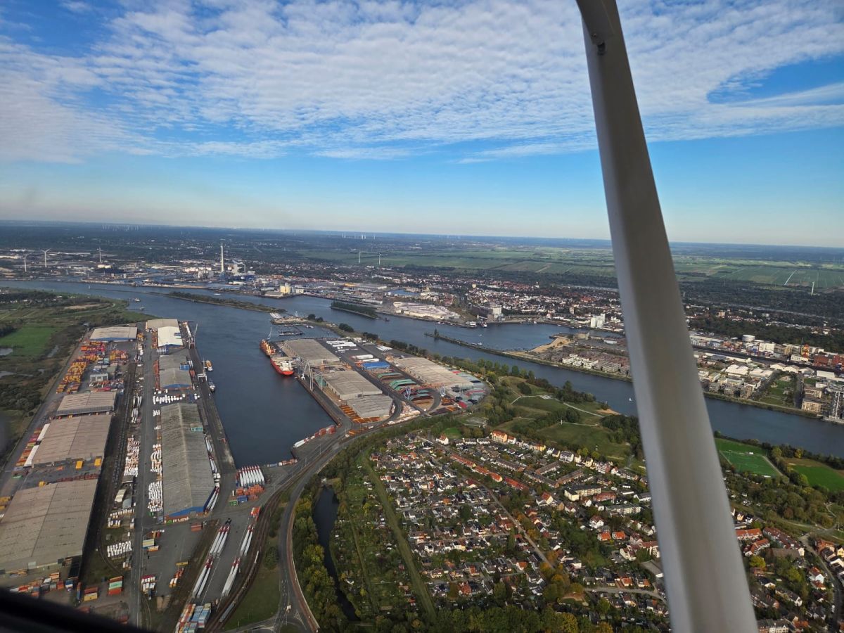 (c) Nordsternflieger - Bremerhaven und in westliche Richtung auf der anderen Seite der Weser ist Nordenham zu sehen