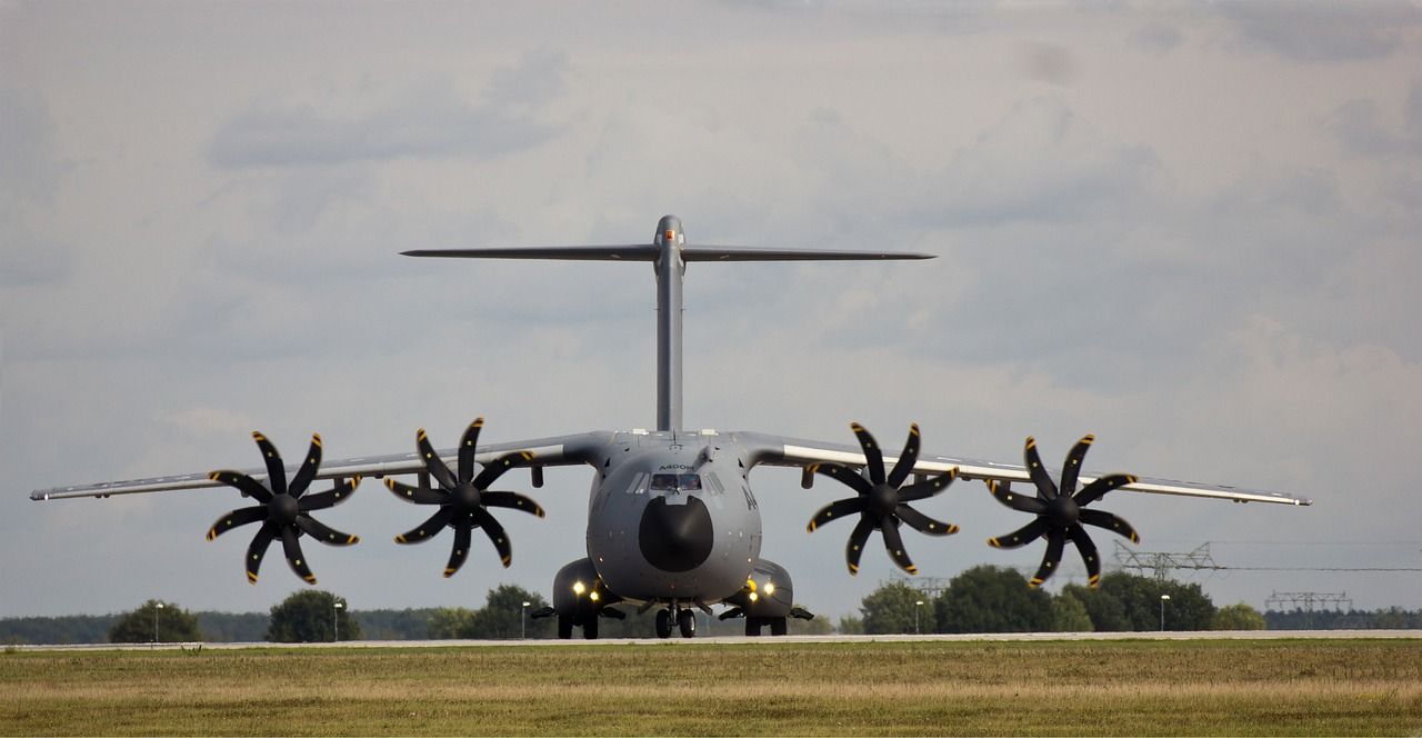 Das Foto zeigt ein modernes Miltärtransport Flugzeug vom Typ Airbus M400
