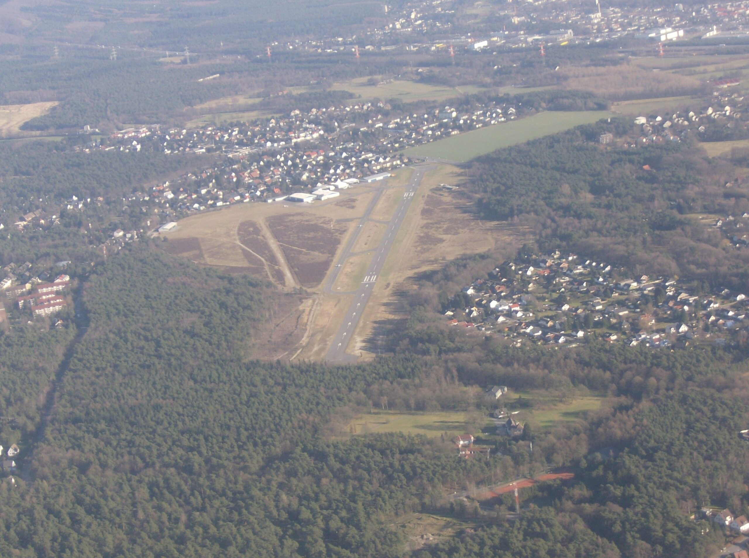 (C) Nordsternflieger - Die nicht existierende Stadt Bielefeld hat jedoch einen eigenen Flugplatz. Ich bin vorsichtshalber dort nicht gelandet, denn eventuell existiert der ja beim Näherkommen nicht mehr oder wird extrem klein, so wie der Scheinriese „Herr Tur Tur“