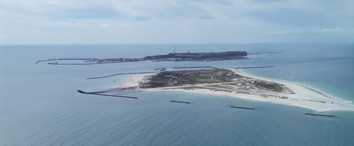 (c) Nordsternflieger - Sicht aus Südost. Hier ist sehr schön die DÜNE von Helgoland mit den Landebahnen zu sehen. Übrigens liegen hier am Strand Seehunde und Robben herum. Wenn nicht gerade "Kinderzei"t bei den Robben ist, können sie beim Schwimmen schon mal vor dir auftauchen, gucken dich an und hauen wieder ab.