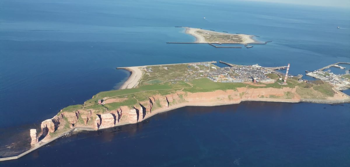 (c) Nordsternflieger - Sicht aus Nordwest über die Hauptinsel und im Hintergrund die DÜNE mit Campingplatz, Ferienhütten, Restaurants und dem Flugplatz mit 3 Landebahnen