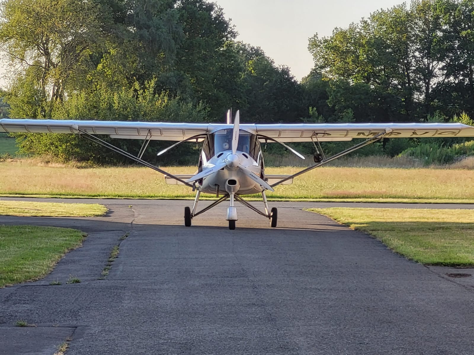 (c) Nordsternflieger – Unser Flugzeug auf dem Rollweg von der Piste zur Halle