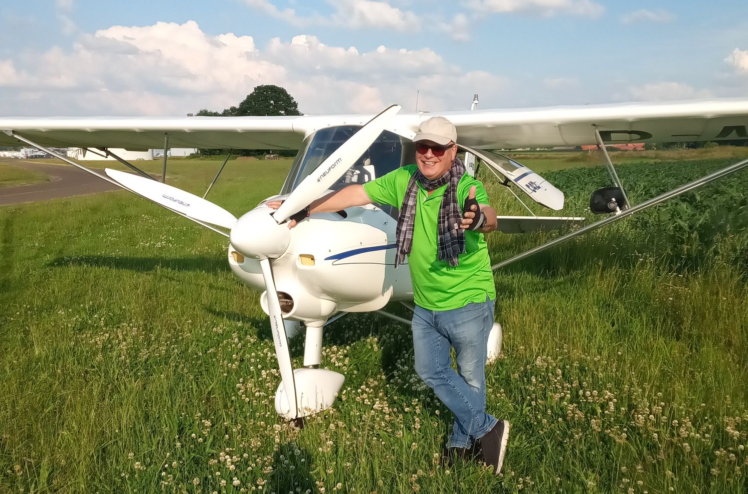 (C) Nordsternflieger - Jürgen mit einem UL in Ganderkesee. Ich warte ich auf den nächsten Segelflieger, der in die Luft gebracht werden will.