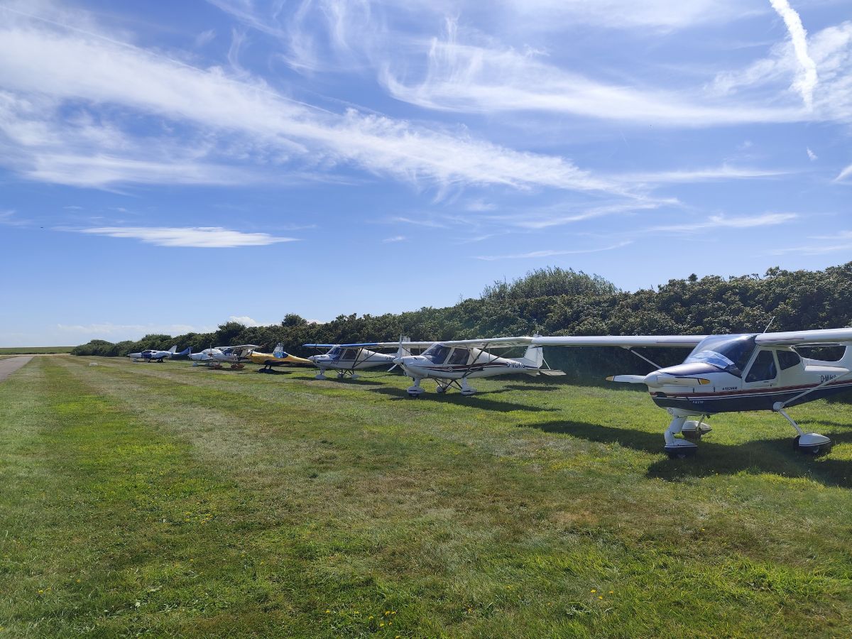 (C) Nordsternflieger - im Frühling oder Sommer bezeichnet man die Flüge vom Festland nach Wangerooge als Rennstrecke, auf dieser Seite nur UL, auf der nicht sichtbaren linken Seite alle anderen Flugzeuge