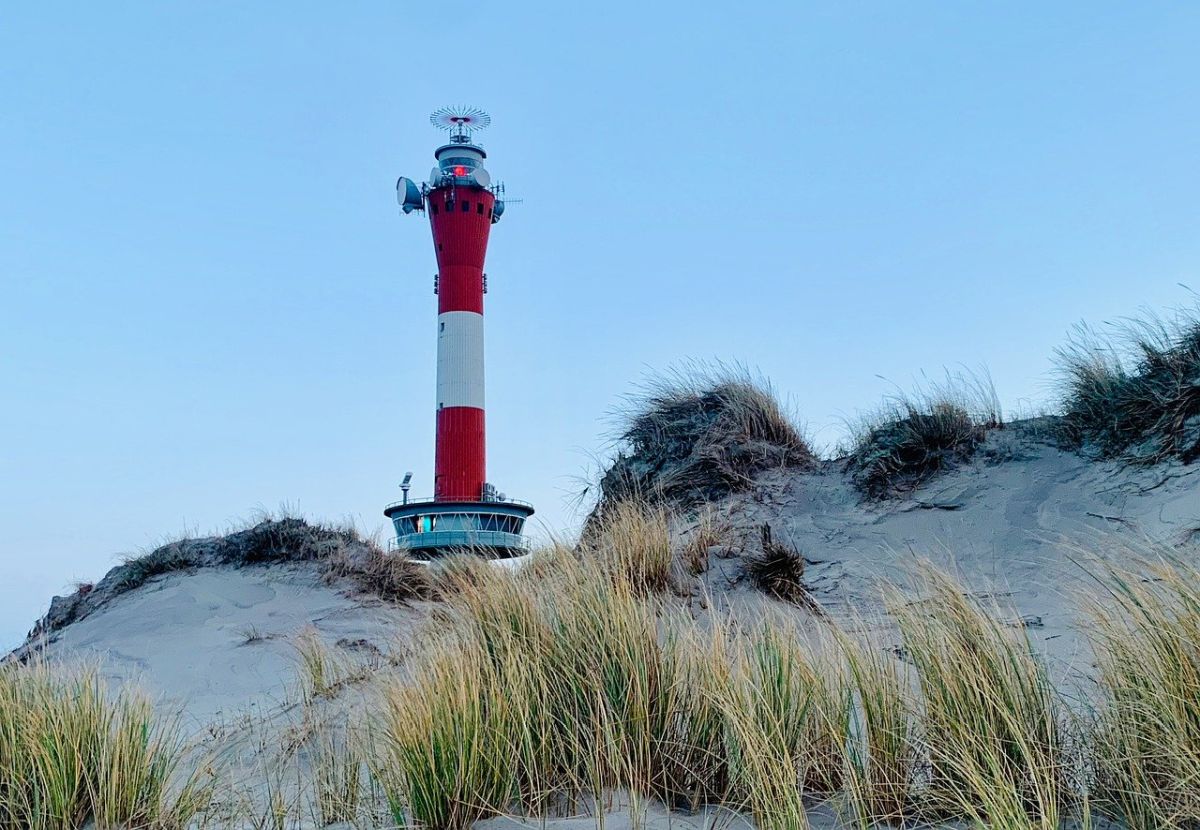 (C) Nordsternflieger - der Leuchturm der Insel Wangerooge. Mit einem 2-stündigen Fußmarsch oder mit einem Leihfahrrad kann man direkt zum Fuß des Turms gelangen