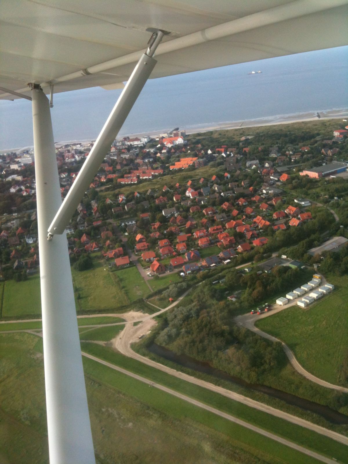 (C) Nordsternflieger - Der Ort Wangerooge von oben. Übrigens man spricht es Wanger-ooge aus und nicht Wange-rooge.