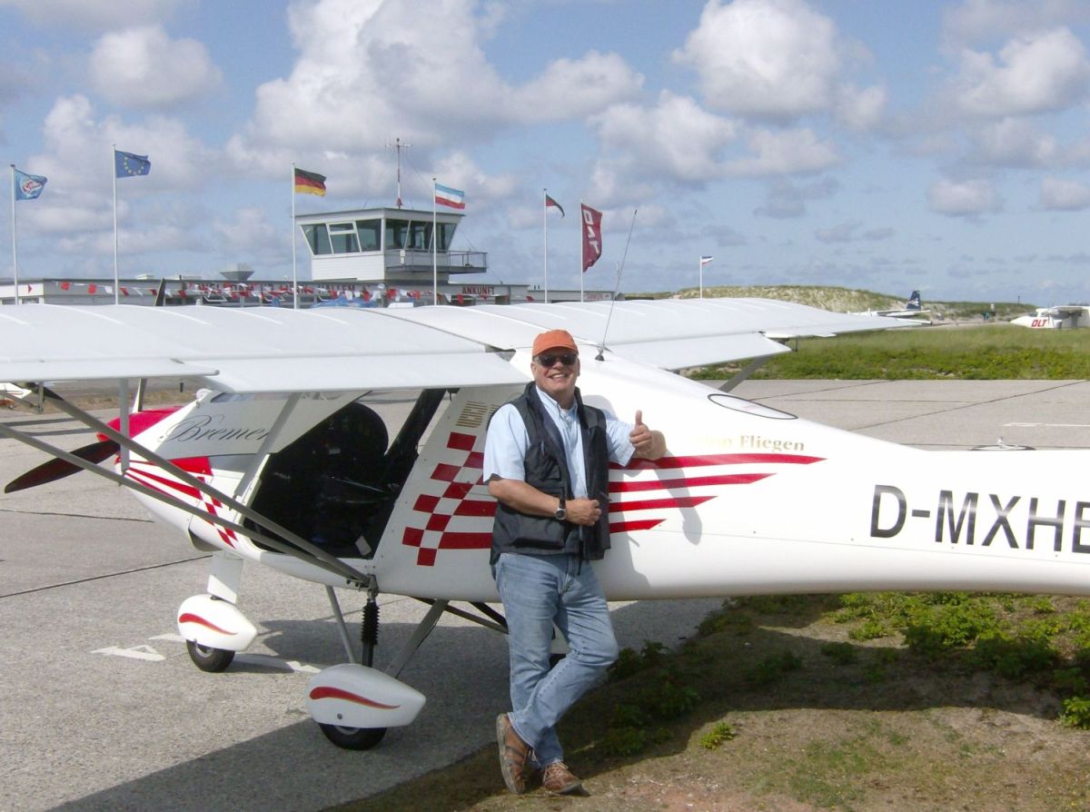 (c) – Nordsternflieger – dieses Foto ist schon lange her, da gab es noch keine Navis für Piloten. Aber mit Luftfahrerkarte, Kompass und rausgucken finden man den roten Felsen HELGOLAND immer.
