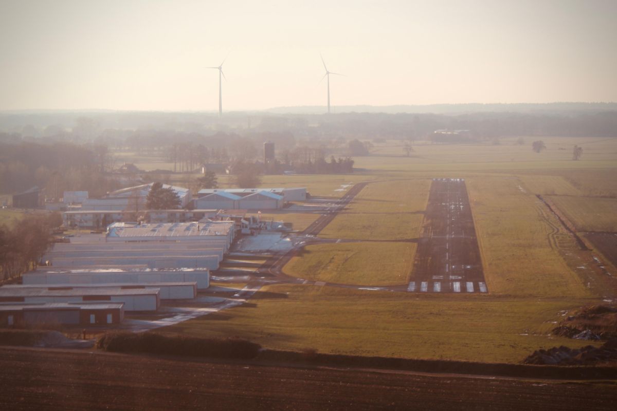 (C) Nordsternflieger Landebahn 26 in Ganderkesee EDWQ in am Nachmittag in einem leichtem Winterdunst. Fliegen ist einfach geil.