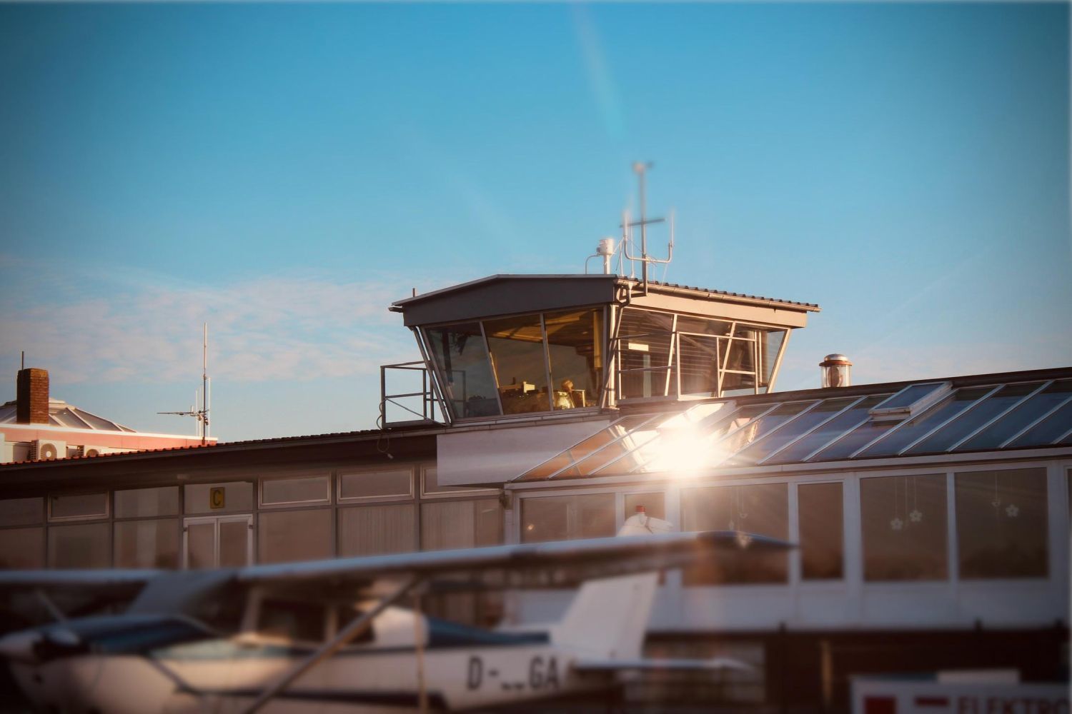 (c) Nordsternflieger Tower (Turm) in den winterlichen Abendsonne des Flugplatzes Ganderkesee bei Bremen