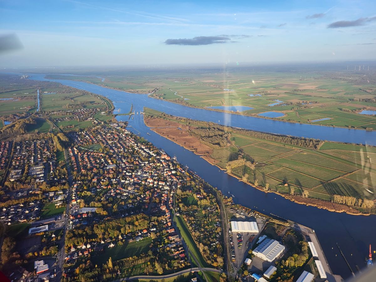 (c) Nordsternflieger - Hier ist Elsfleth an der Weser zu erkennen und dien nach "unten" abgehehende HUNTE in Richtung Olsenburg