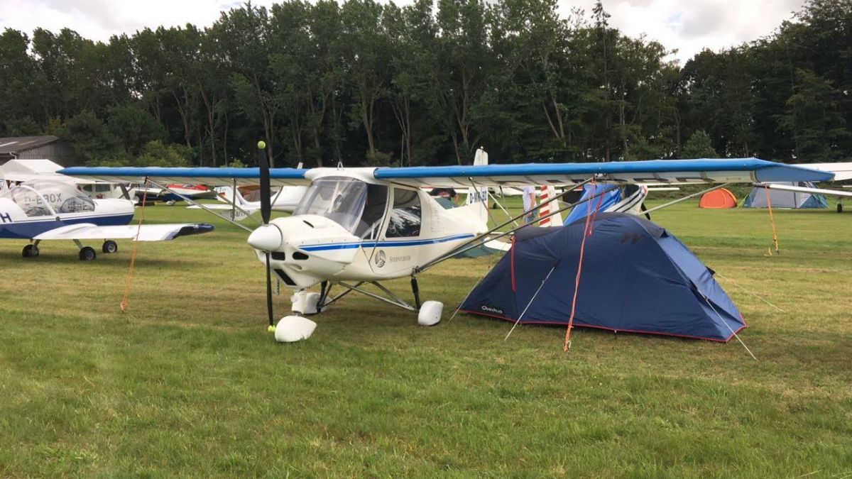 (C) Nordsternflieger - oder mal im Zelt unter dem Flugzeug übernachten. Viele Plätze erlauben das oder machen gleich ein Event daraus, Camping am Flugpplatz