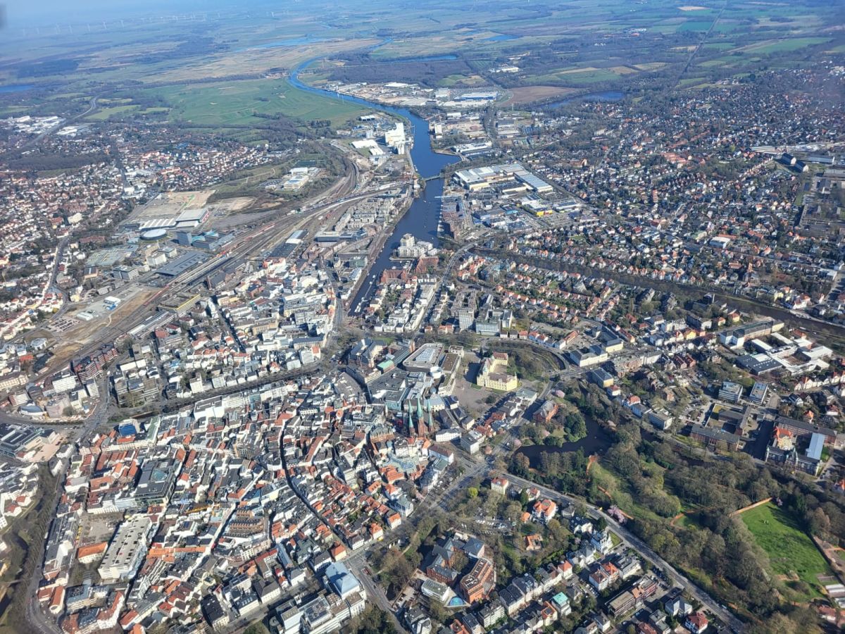 (c) Nordsternflieger - Oldenburg mit blick in Richtung Nord-Osten. Unten die Stadt Oldenburg mit dem Hafen. Aus Osten kommt die HUNTE und zweigt dann nach rechts in Richtung Niederlande in den Küstenkanal ab.