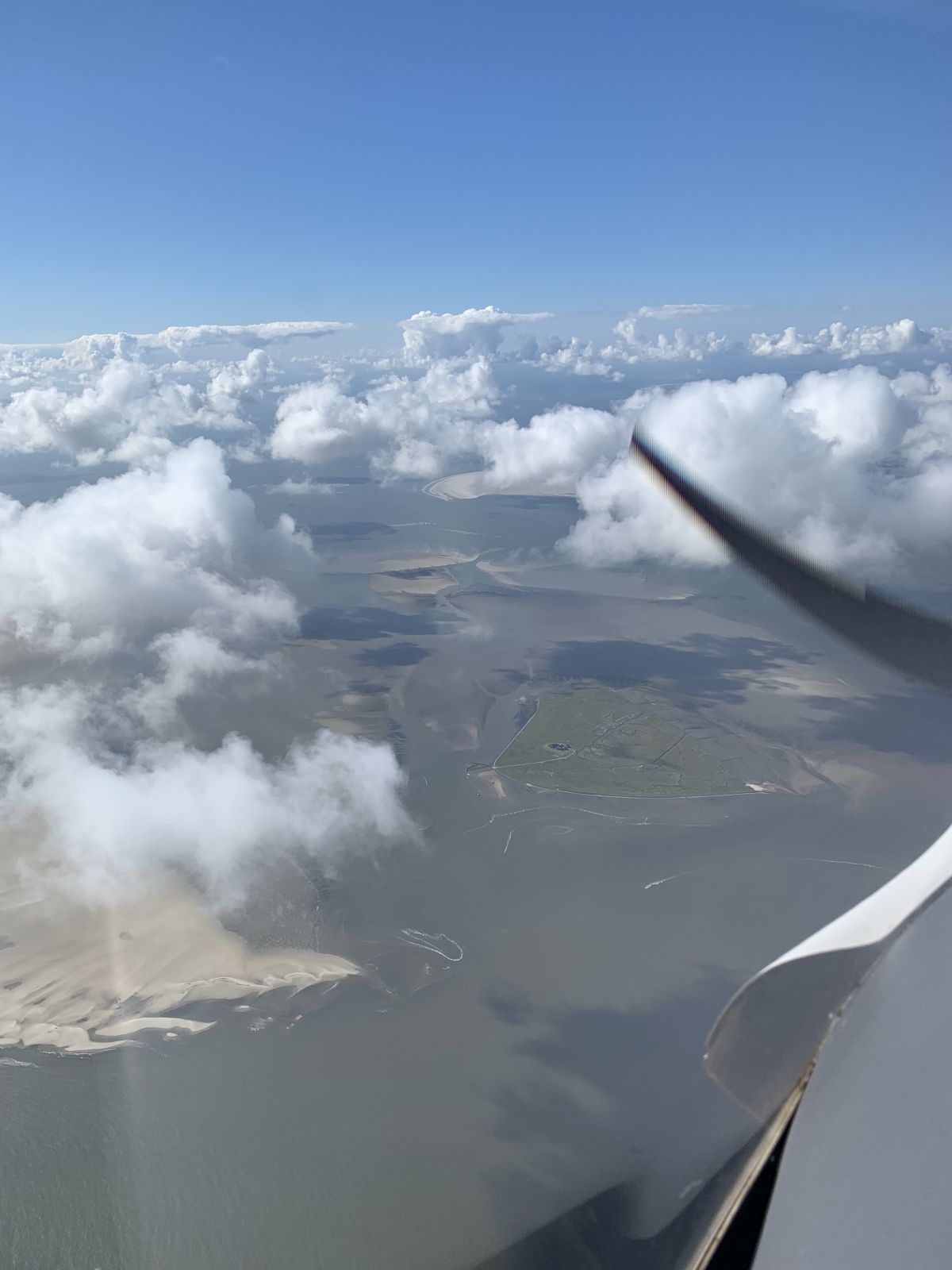 (c) Nordsternflieger - Hallig Suederoog an der westfriesichen Kueste in der Nordsee. Ja, wir dürfen auch höher als Wolken fliegen, müssen aber immer Erdsicht haben